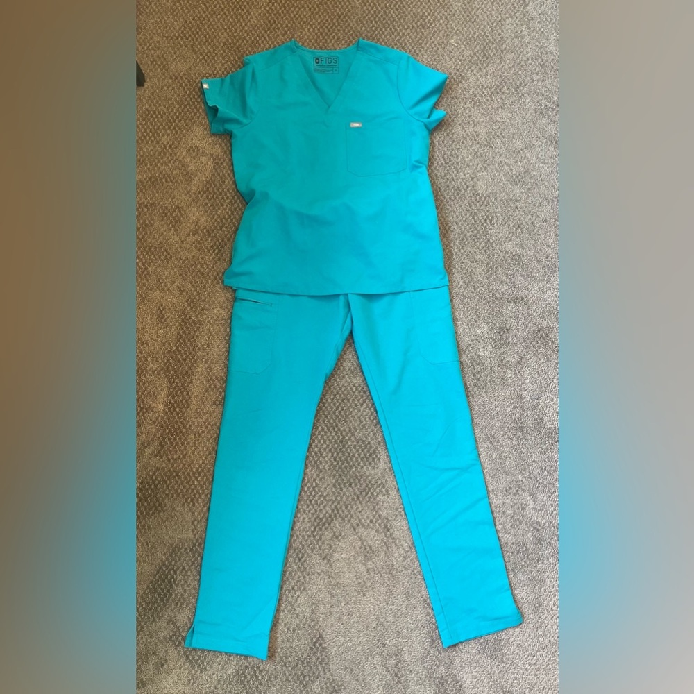 Preowned Figs Scrub Set- Medium Catarina Top and Medium/Tall Yola Pants